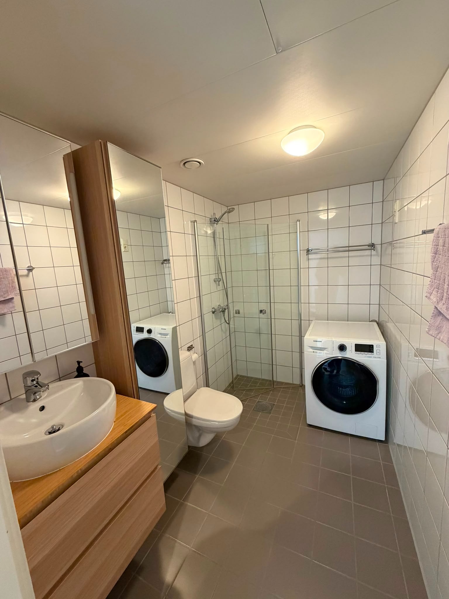 Stort og romslig bad med plass til vaskemaskin (vaskemaskin følger ikke med)